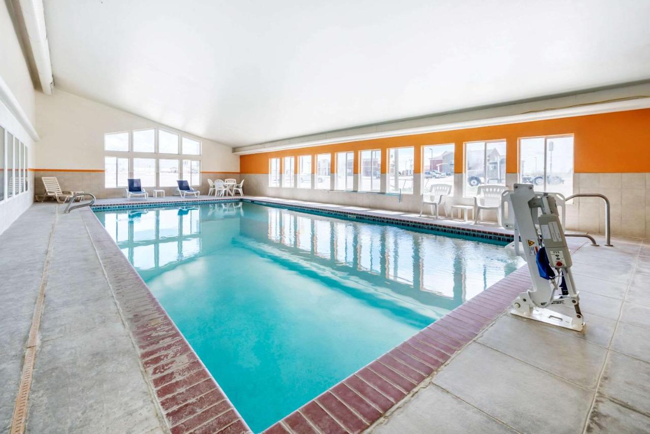 Heated swimming pool: Quality Inn & Suites Limon