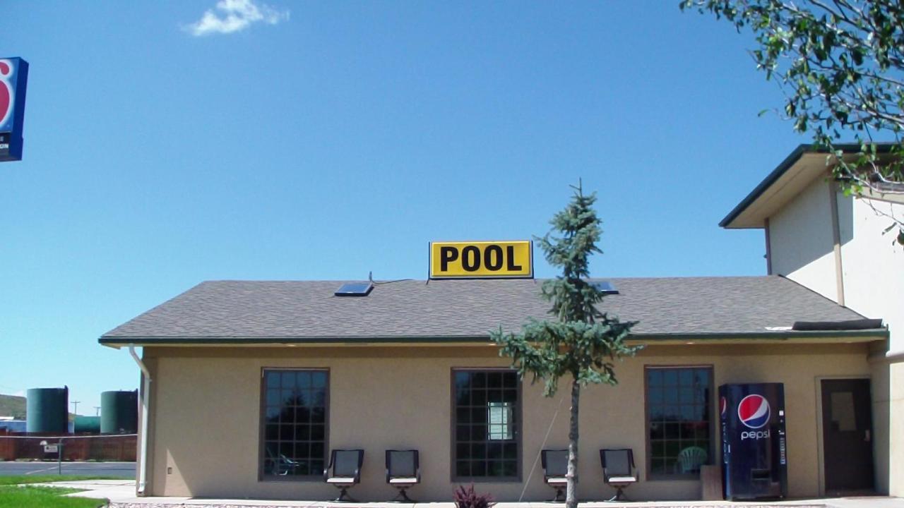 Heated swimming pool: Budget Inn Express