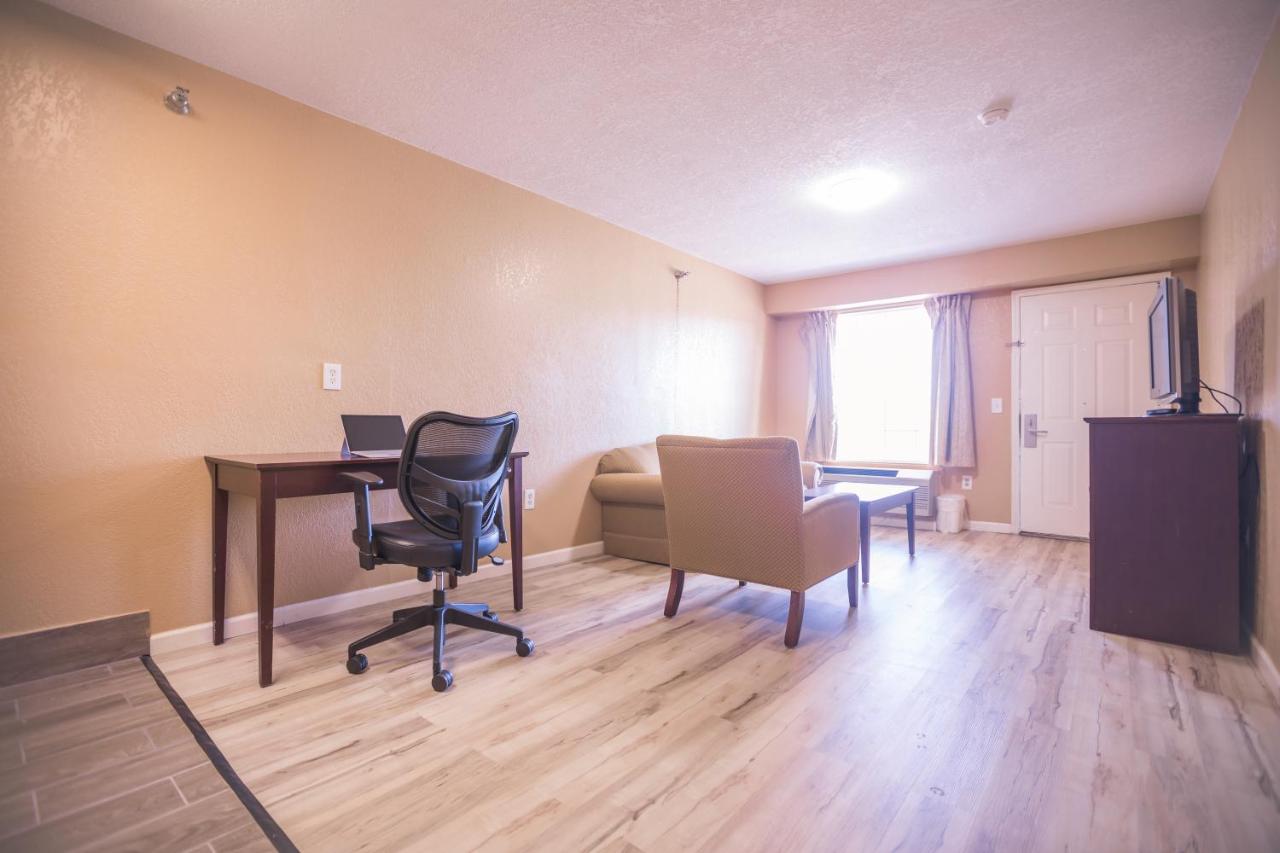 Crossroads Hotel & Suites — photo 13