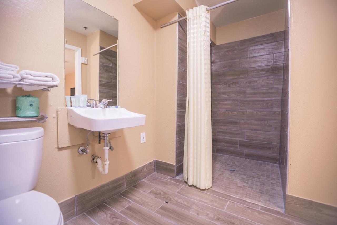 Crossroads Hotel & Suites — photo 8