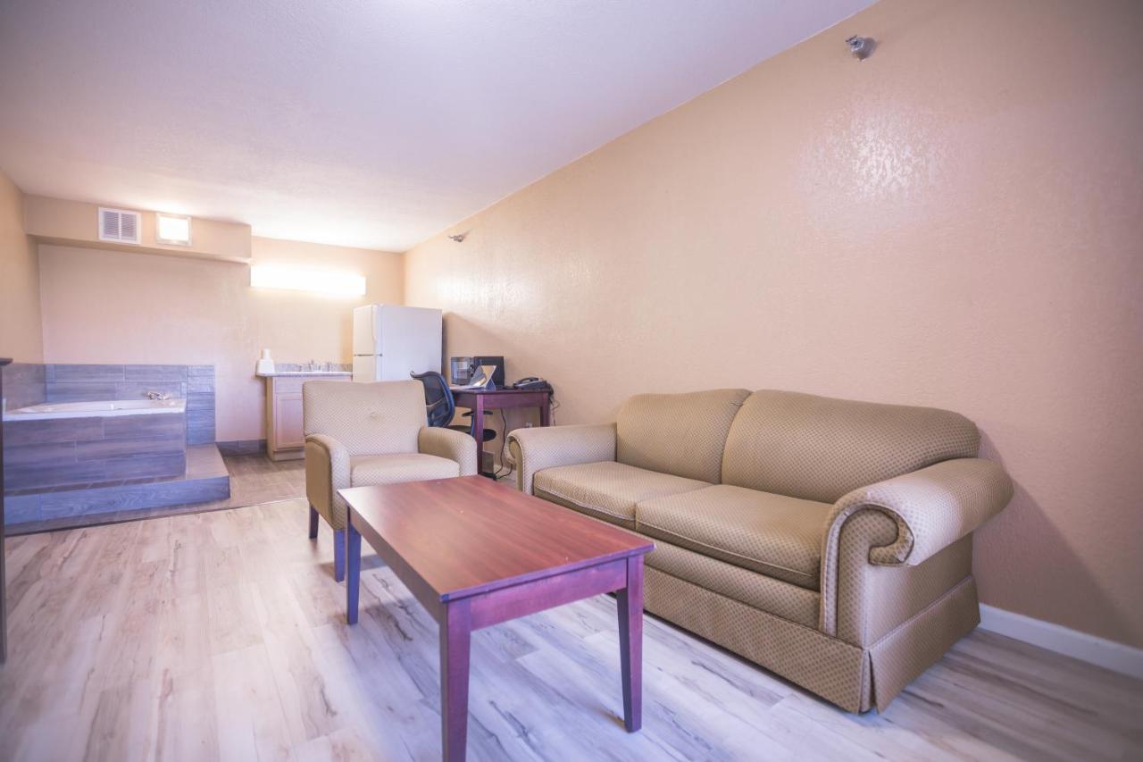 Crossroads Hotel & Suites — photo 11