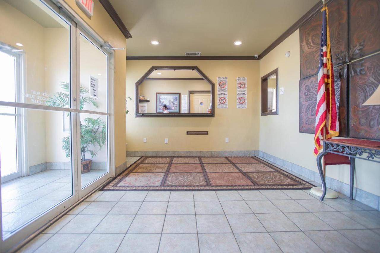 Crossroads Hotel & Suites — photo 17