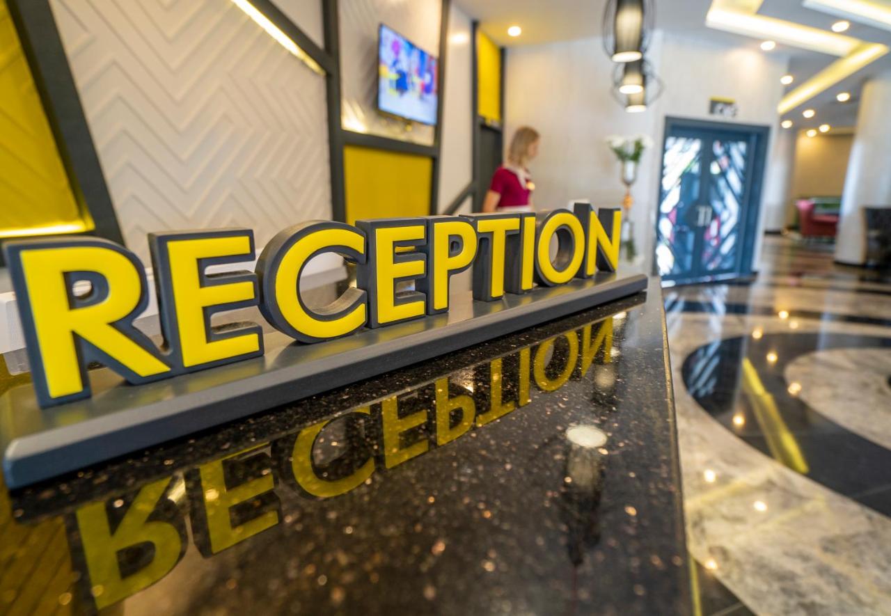 een bordje voor de receptie van een hotel bij Campus Hill Hotel in Alanya