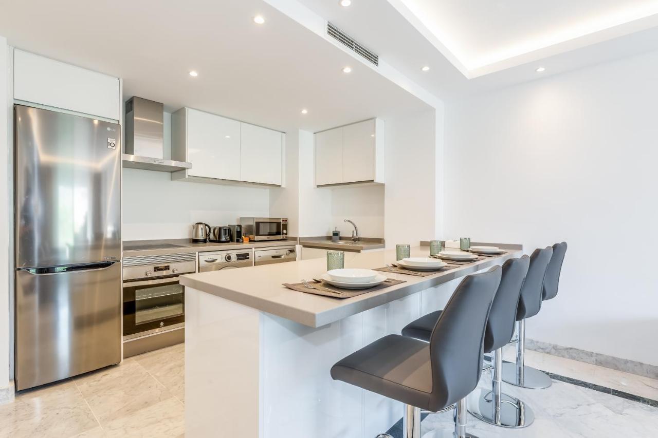 Bright apartment in the heart of Puerto Banus, Marbella ...