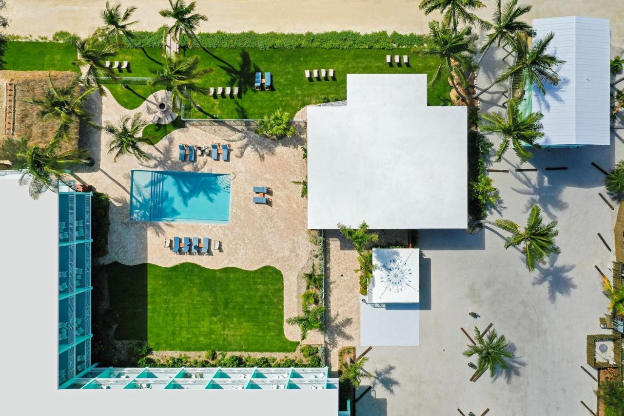 Heated swimming pool: Grassy Flats Resort & Beach Club