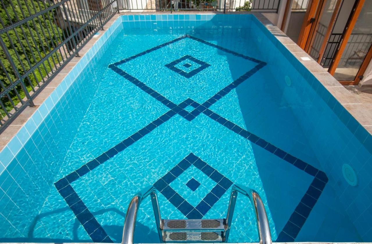 Rooftop swimming pool: Hotel Twelve by Aycon