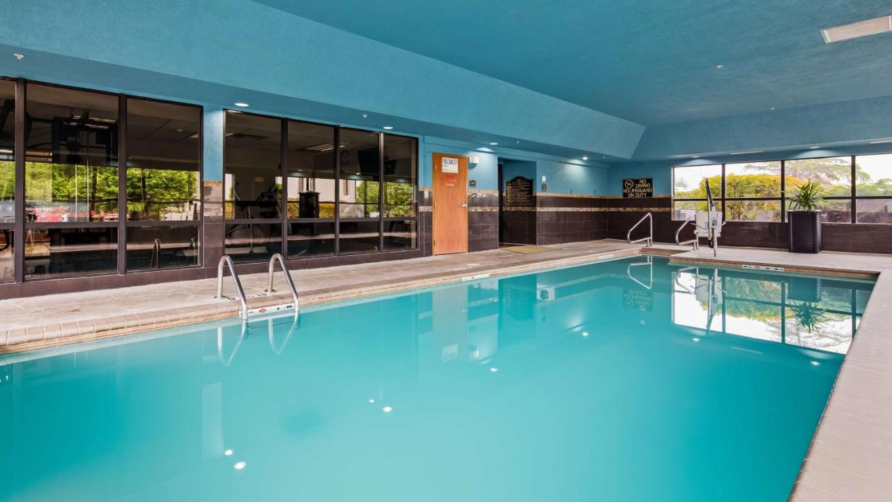 Heated swimming pool: Best Western Plus Midwest City Inn & Suites