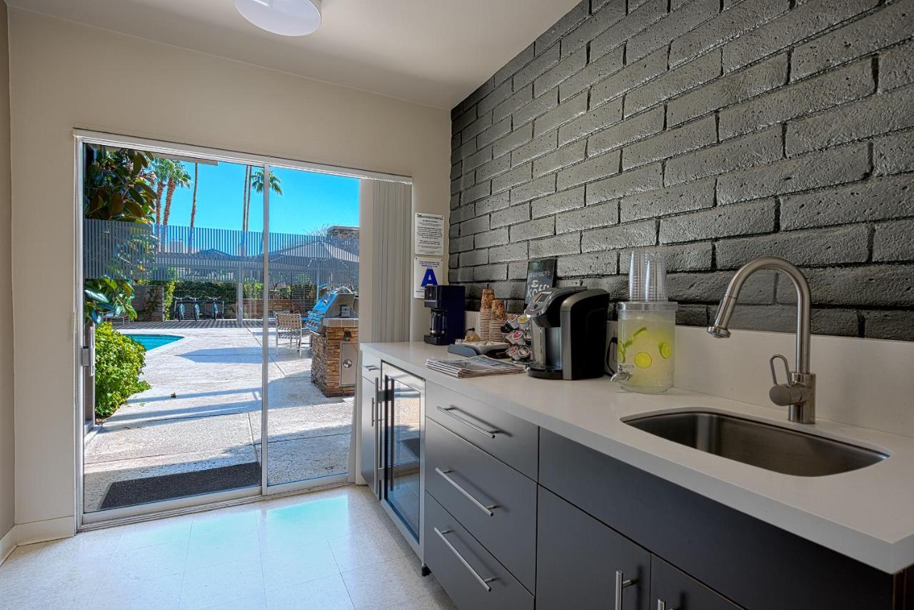 Desert Hills - 21 and Over - A Town & Desert Boutique Hotel — photo 11