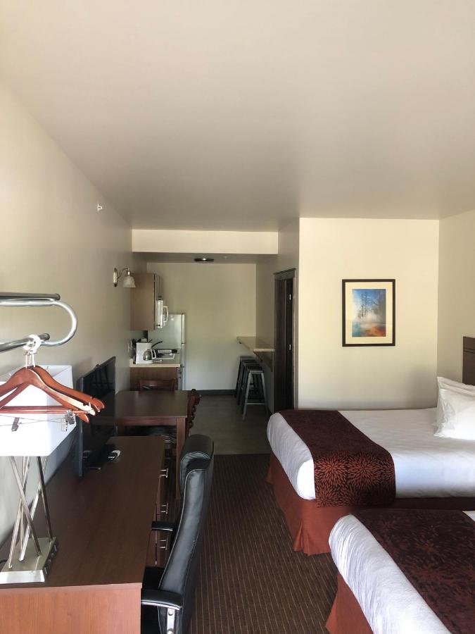 Yellowstone Big Rock Inn — photo 11