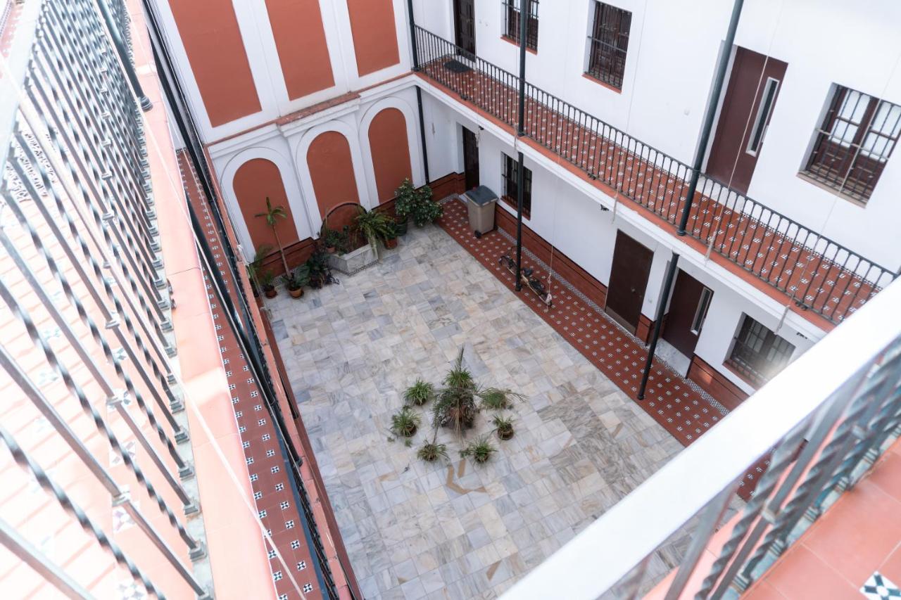 Muy Céntrico Apto. En típico Patio Sevillano, Seville ...