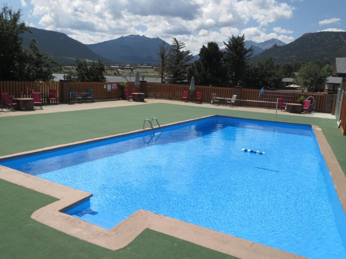 Heated swimming pool: Murphy's Resort