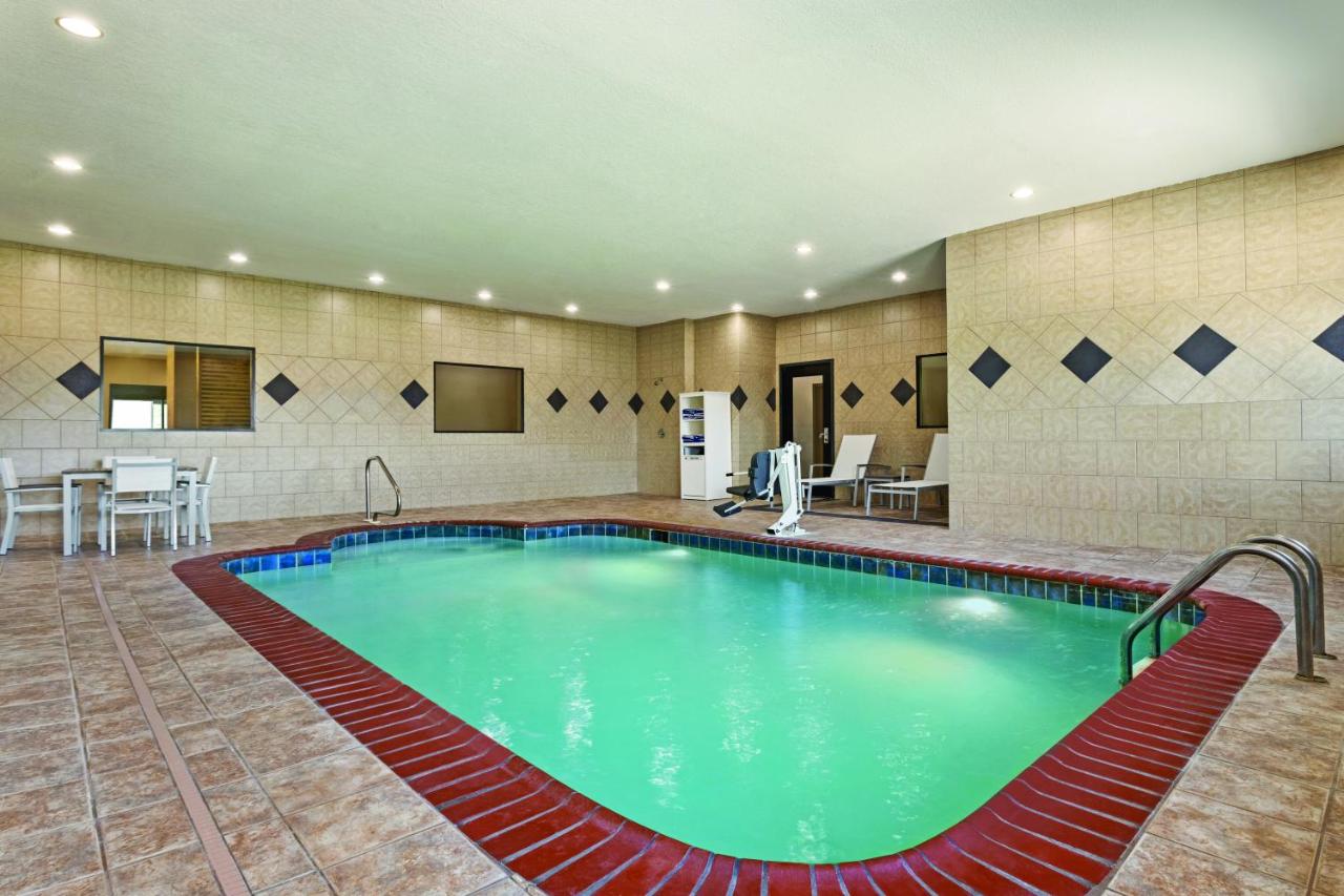 Heated swimming pool: Country Inn & Suites by Radisson, Byram/Jackson South, MS