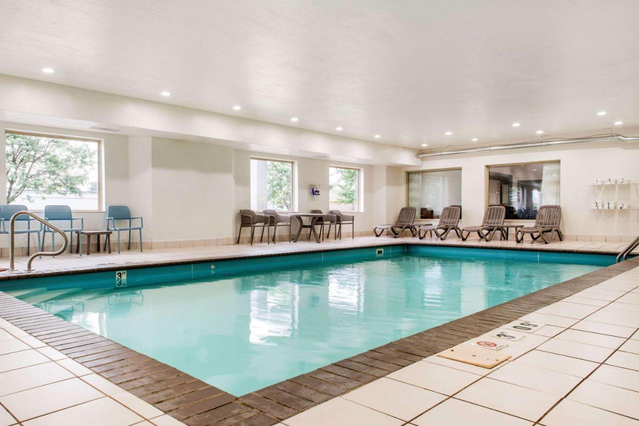 Heated swimming pool: Sleep Inn & Suites Columbus