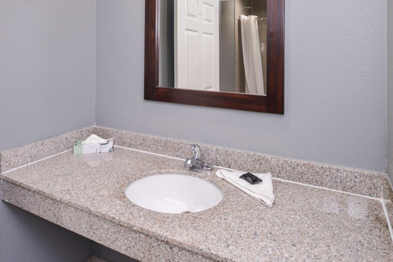 Laguna Inn and Suites — photo 16