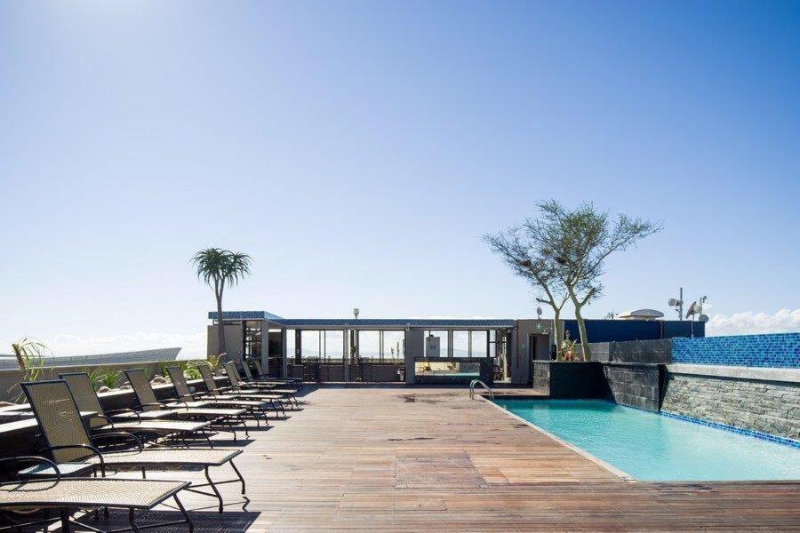 Rooftop swimming pool: Cape Royale Luxury Apartments by Stay In Luxury