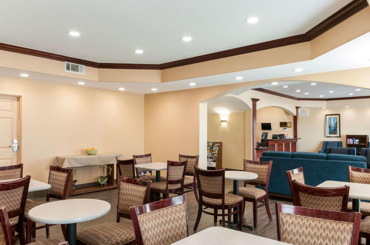 Clairmont Inn & Suites — photo 4