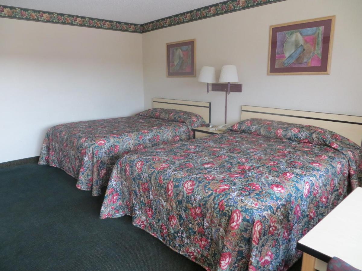 TravelStar Inn & Suites — photo 12