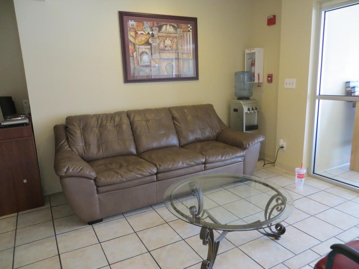 TravelStar Inn & Suites — photo 14
