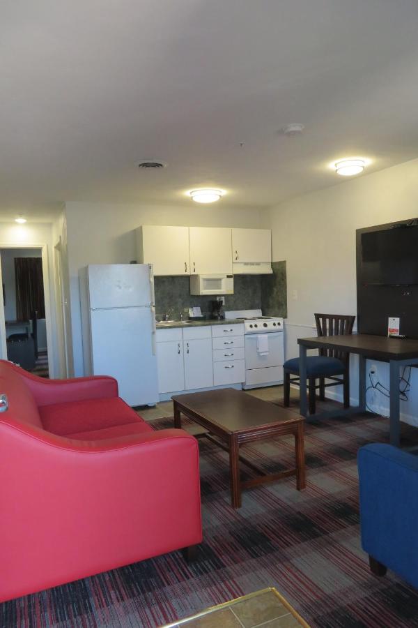 Luxbury Inn & Suites — photo 1