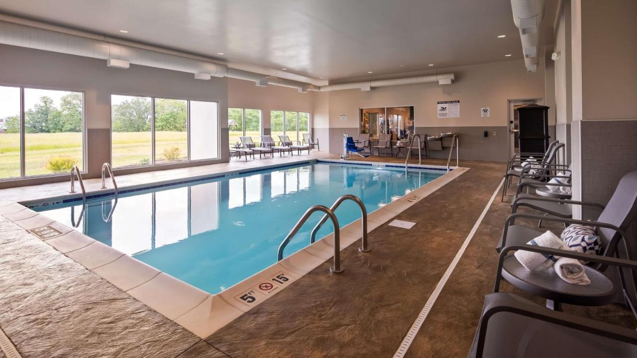 Heated swimming pool: Best Western Plus Parkside Inn & Suites