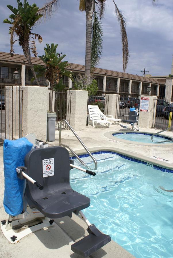 Heated swimming pool: Queens Inn Anaheim