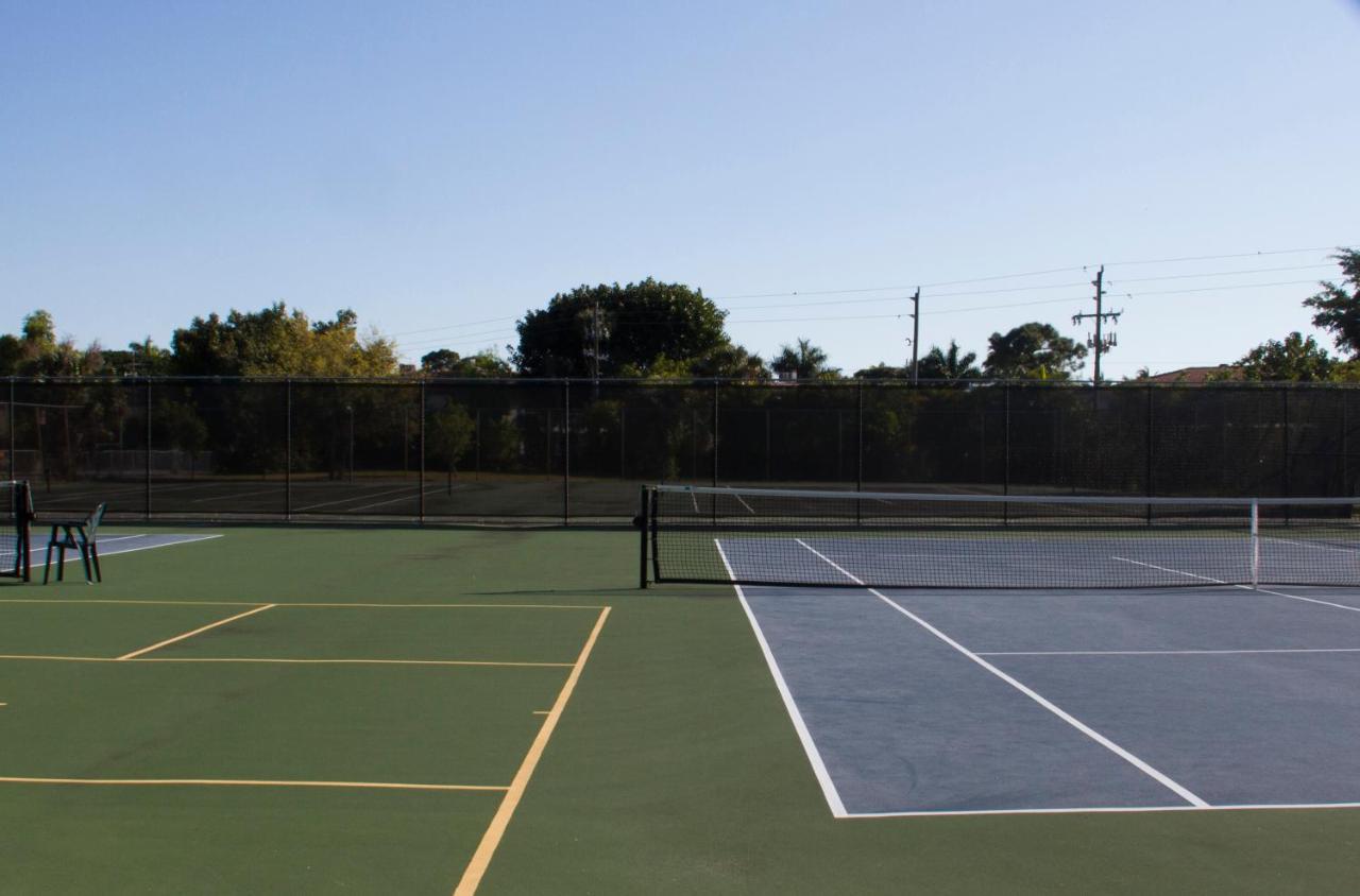 Tennis court: Park Shore Resort by Sunstream