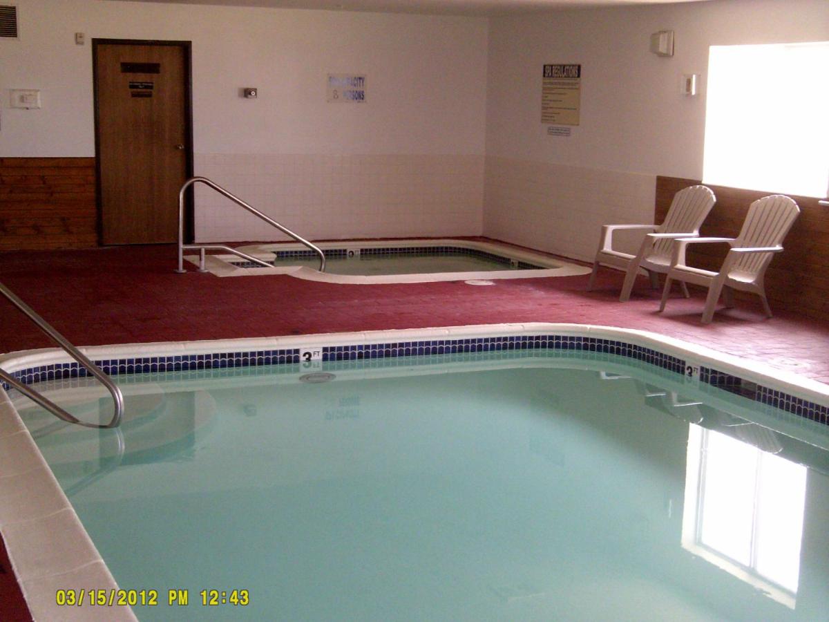 Heated swimming pool: Capri Inn & Suites - Beatrice