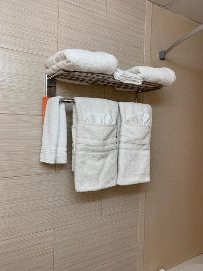 Howard Johnson by Wyndham North Bergen - 3