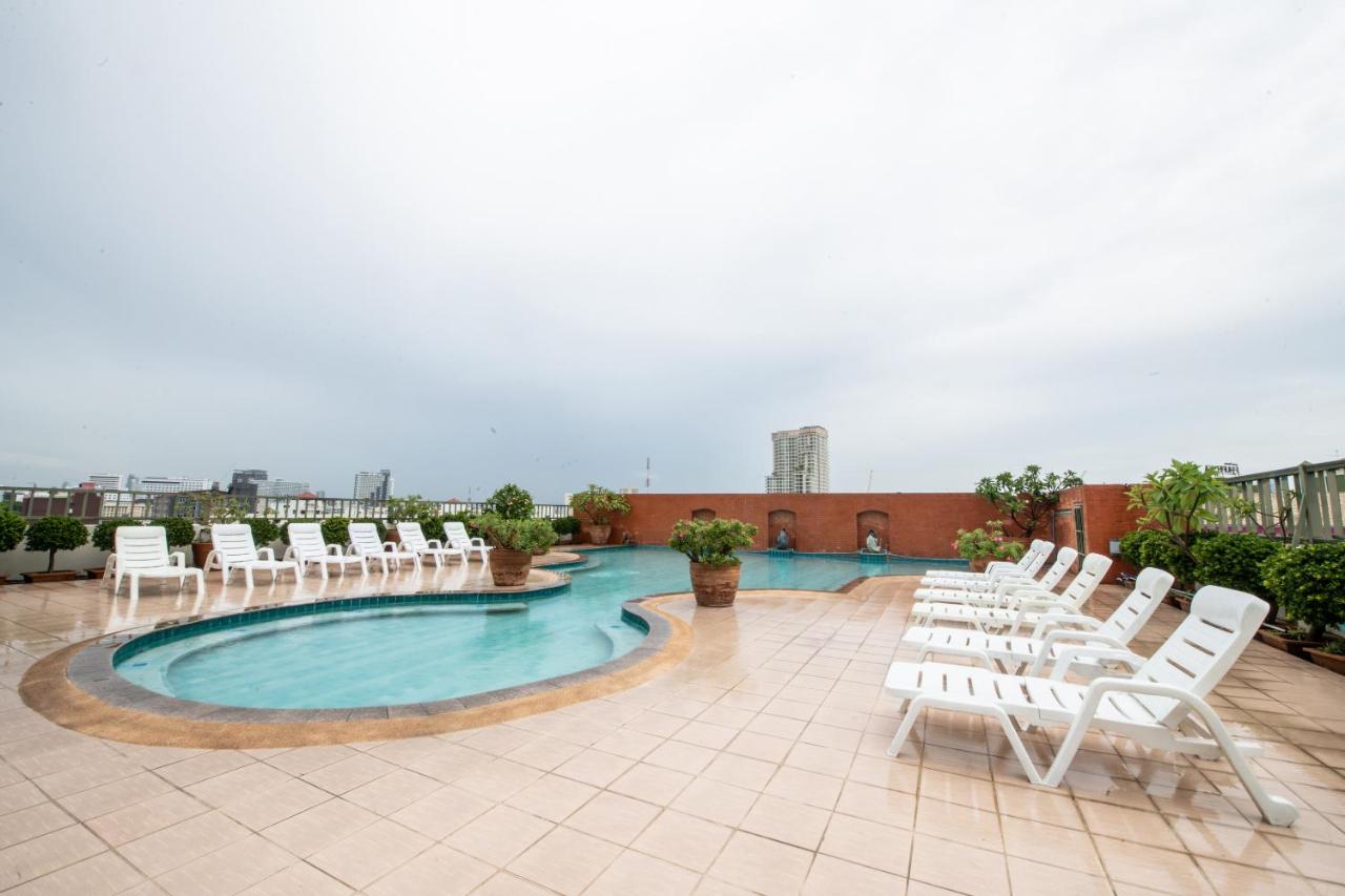 Rooftop swimming pool: Piyada Residence Pattaya