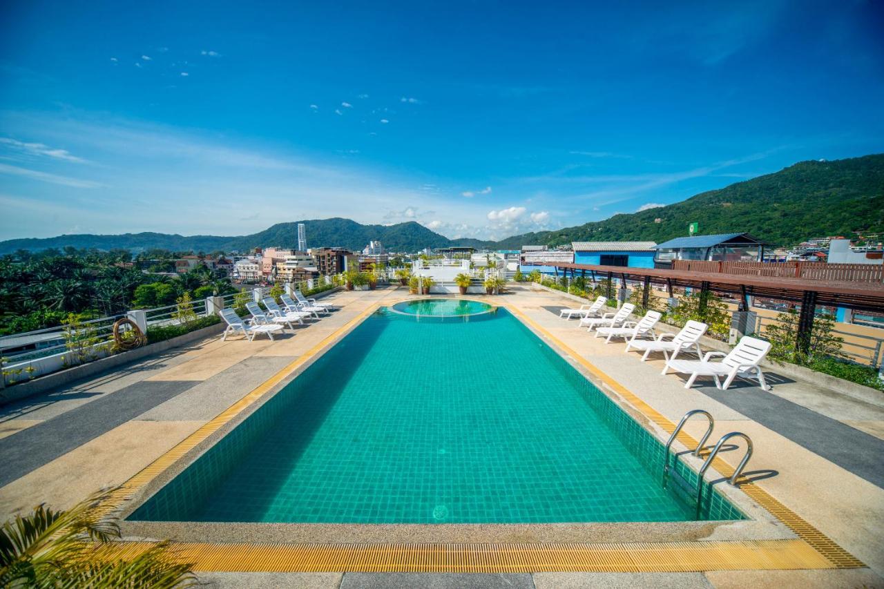 Rooftop swimming pool: I Dee Hotel Patong