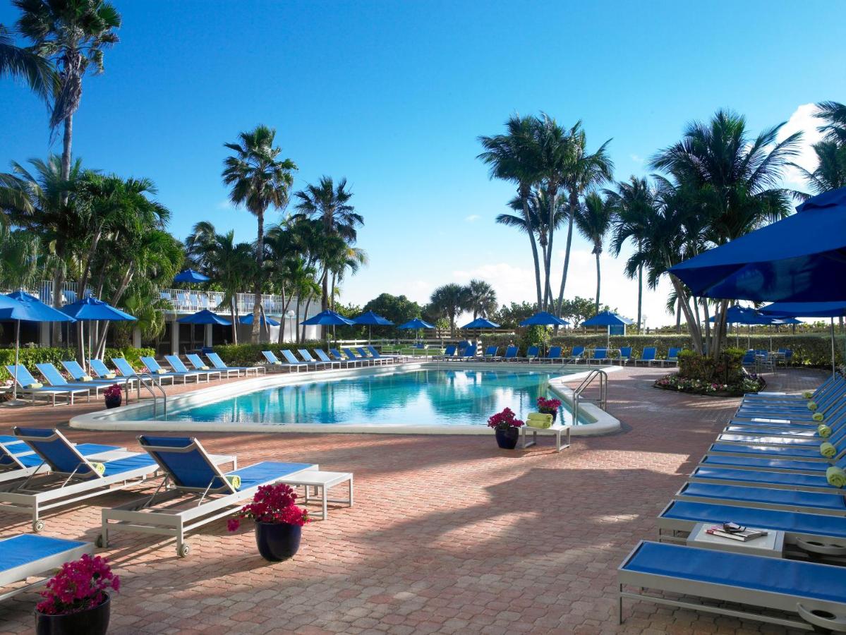 Heated swimming pool: Radisson Resort Miami Beach