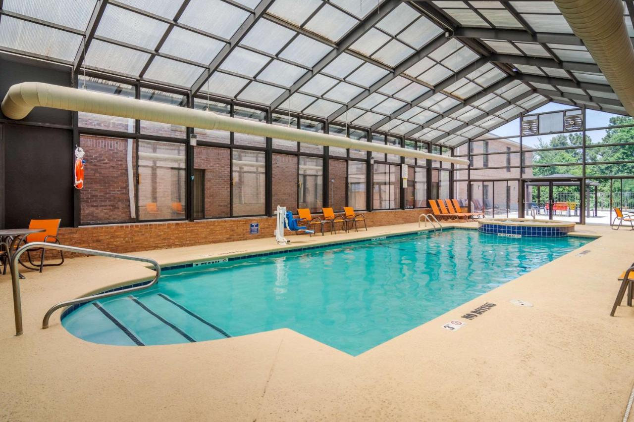 Heated swimming pool: Comfort Inn & Suites Perry National Fairgrounds Area