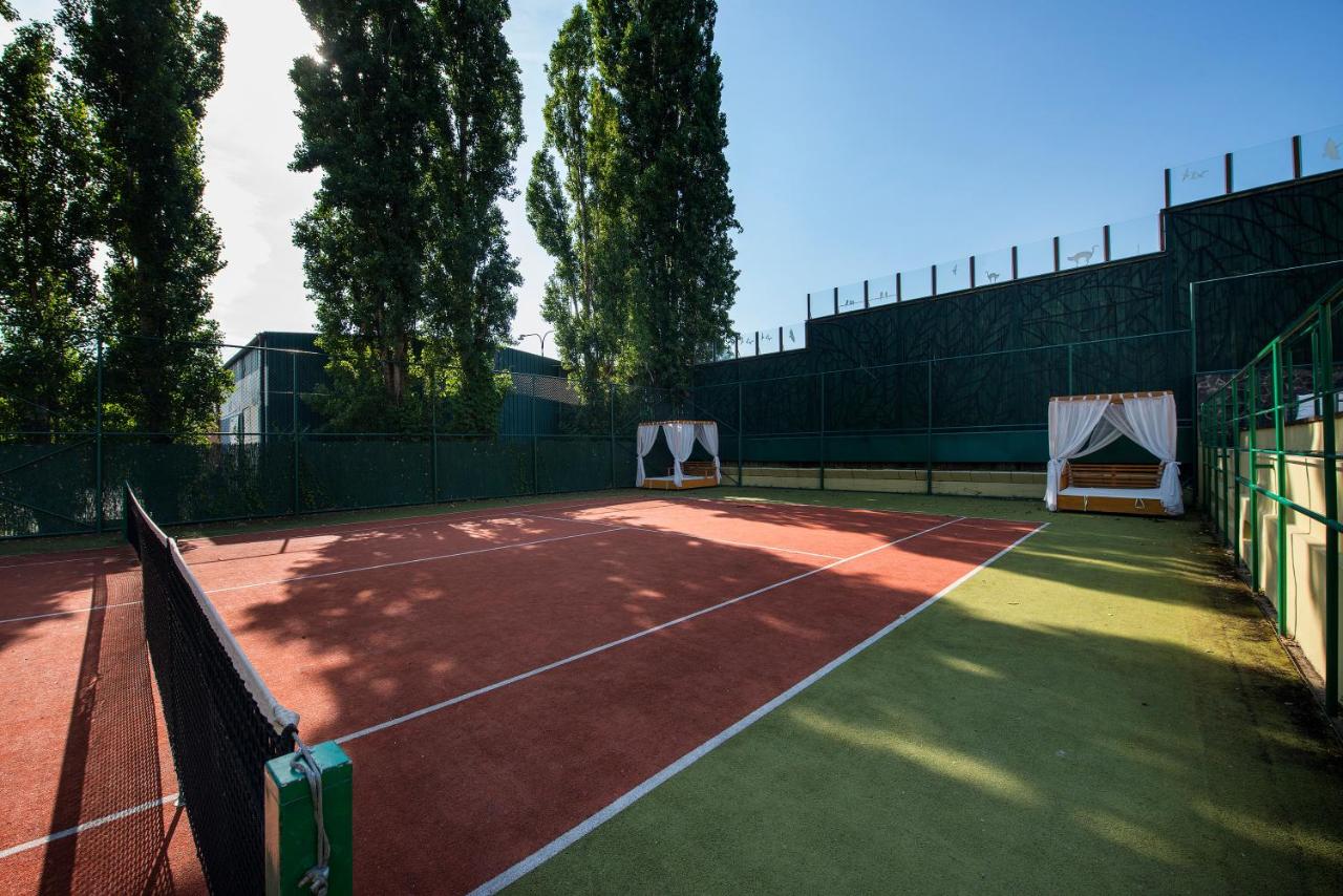 Tennis court: Hotel Therma