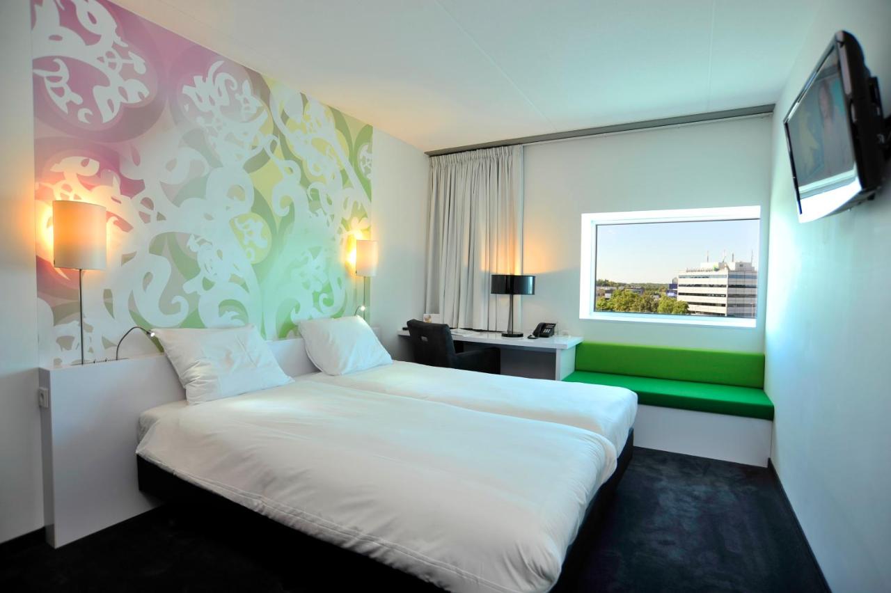 Een bed of bedden in een kamer bij Tulip Inn Eindhoven Airport