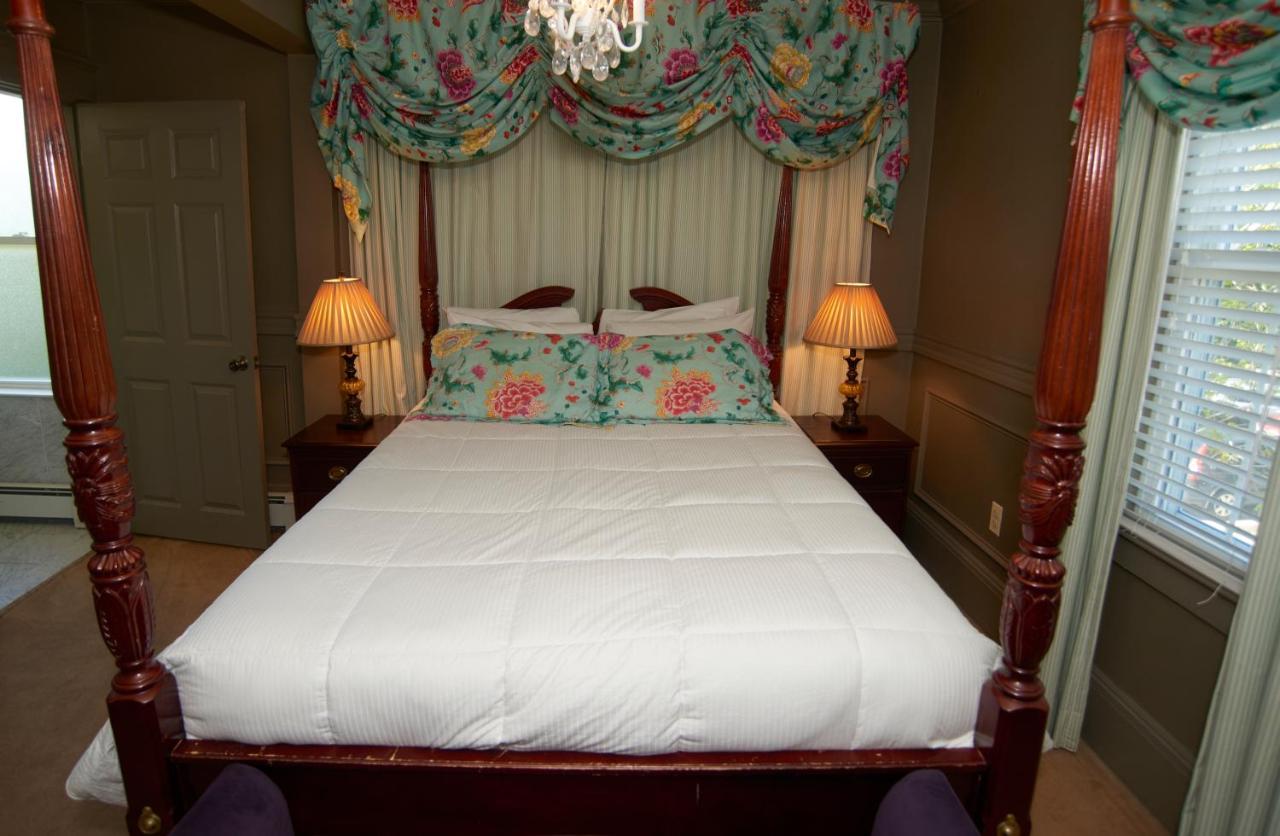 Bellevue Manor — photo 22