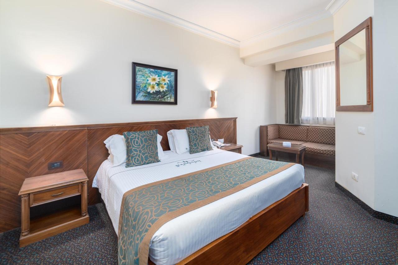 Madisson Hotel photo