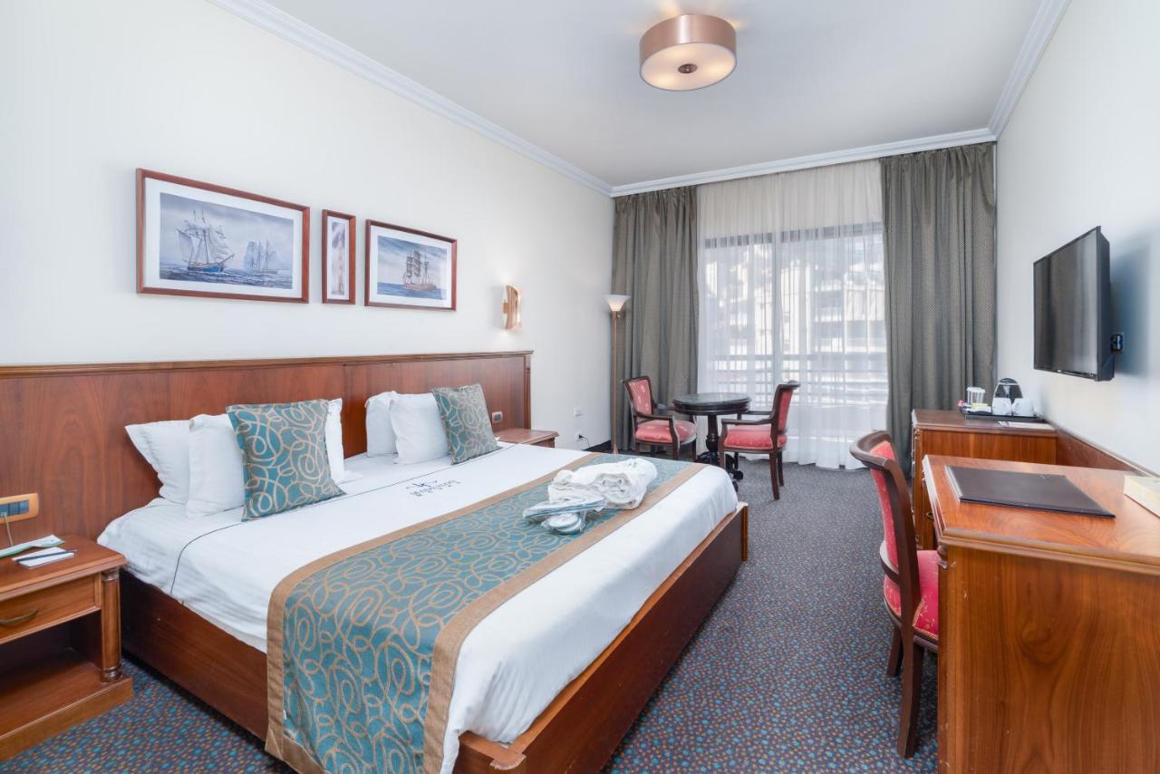 Madisson Hotel photo