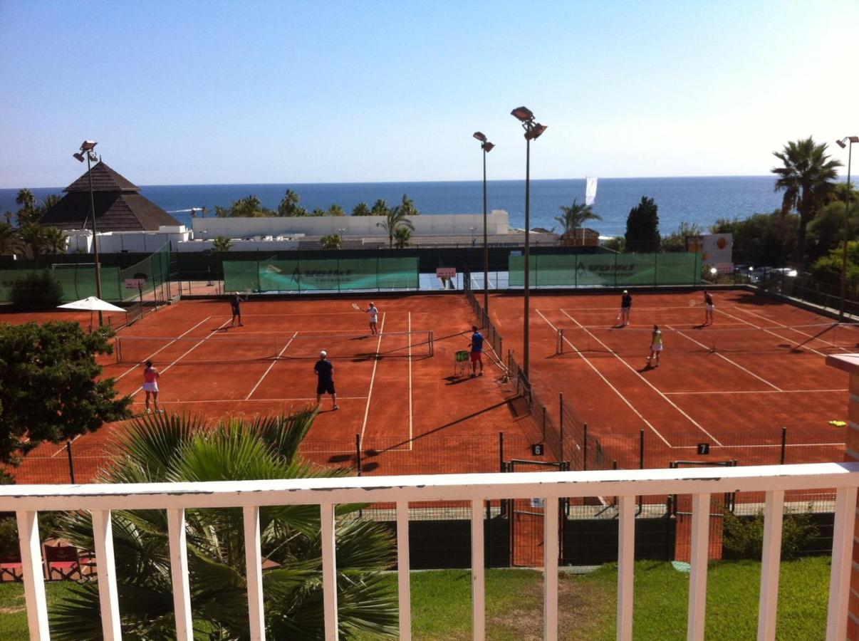 Tennis court: Apartment Jacarandas de Elviria