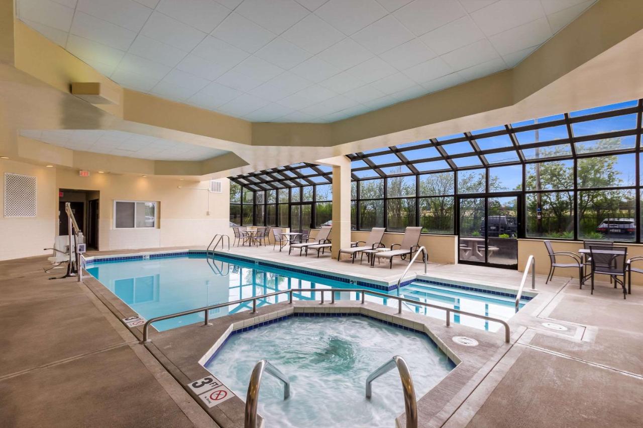 Heated swimming pool: Quality Suites Milwaukee Airport