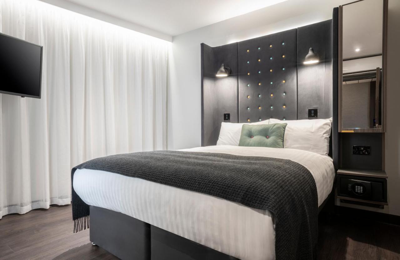 Een bed of bedden in een kamer bij Point A Hotel Edinburgh Haymarket
