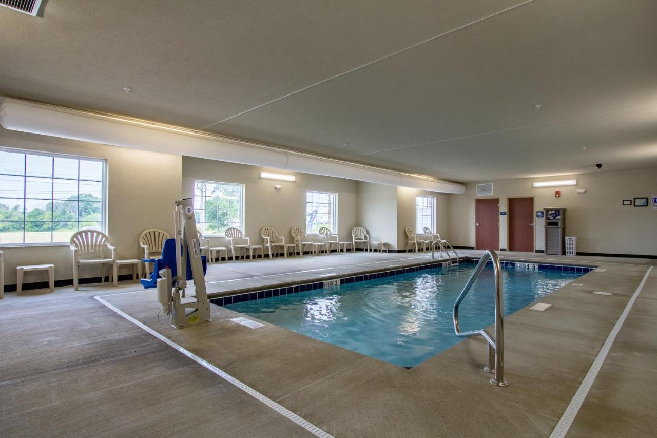 Heated swimming pool: Cobblestone Hotel & Suites - Torrington