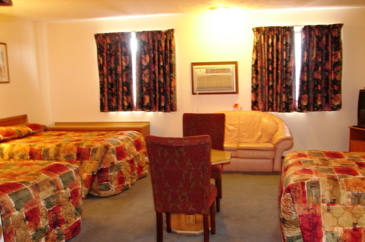 Baxter Inn 4 Less — photo 19