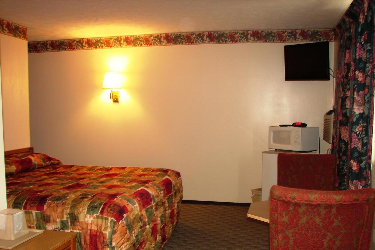 Baxter Inn 4 Less — photo 20