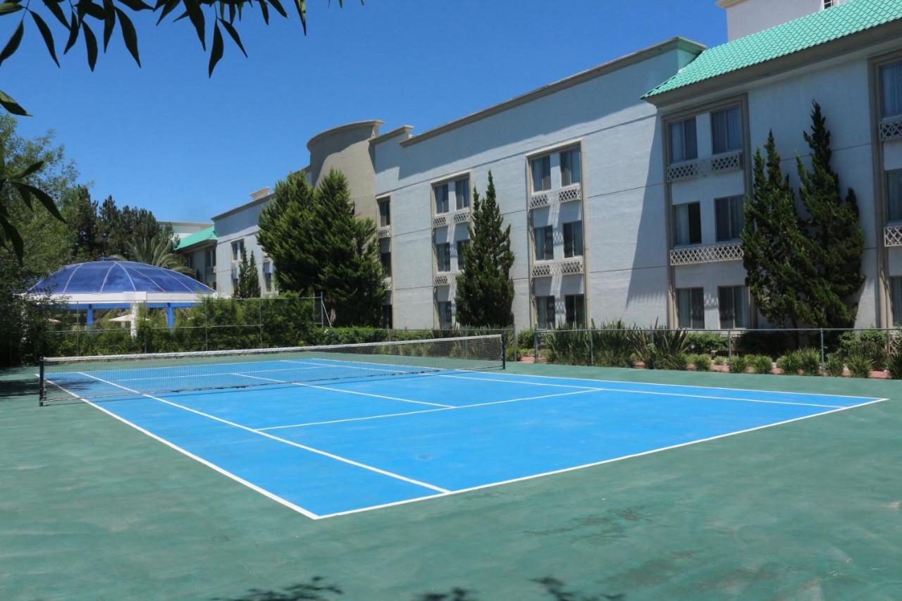 Tennis court: Hotel Victoria Express