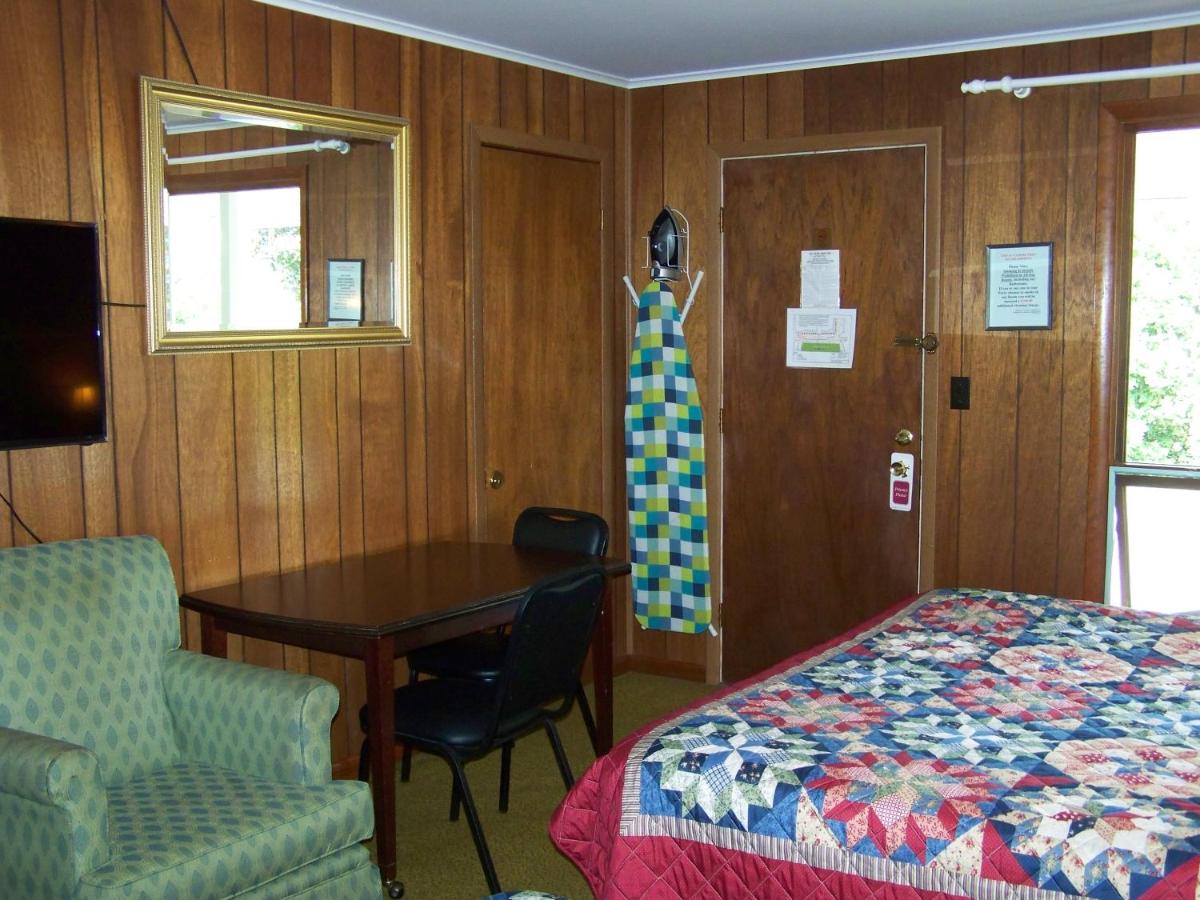 Golden Knight Inn and Suites — photo 17
