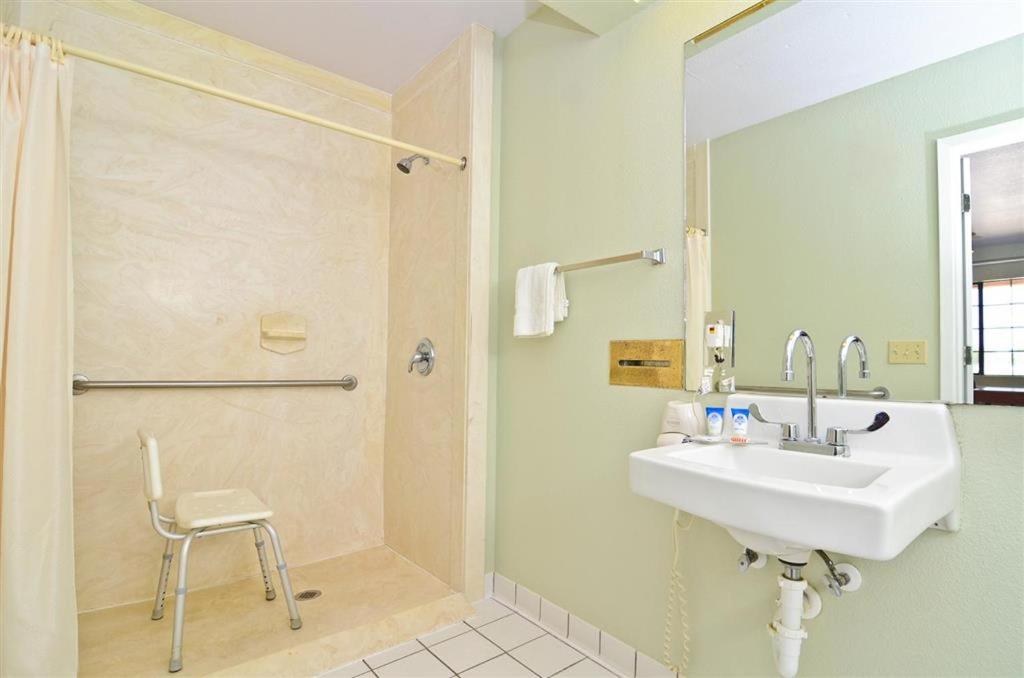 Pine Point Inn & Suites — photo 3