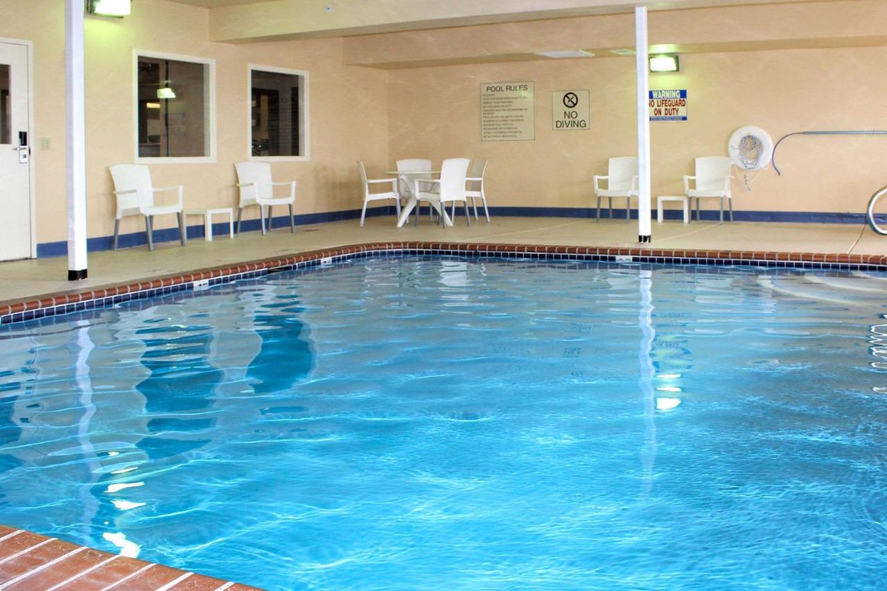Heated swimming pool: Comfort Inn & Suites - Chesterfield