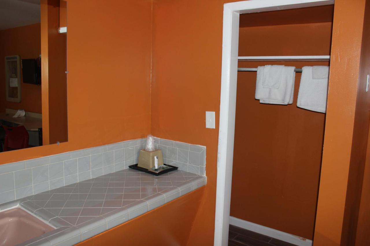 Budget Inn — photo 19