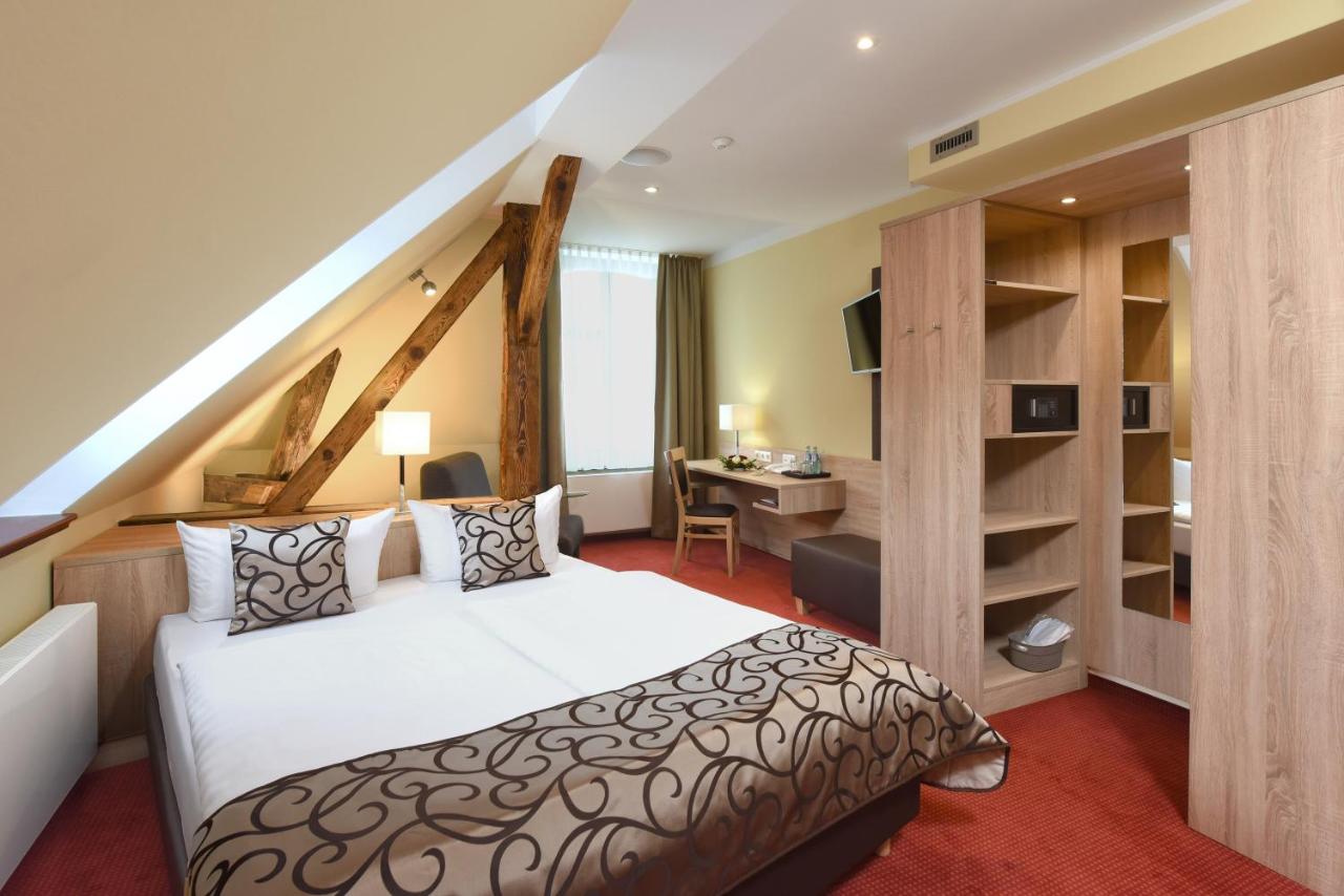 Port Inn Hotel - 2