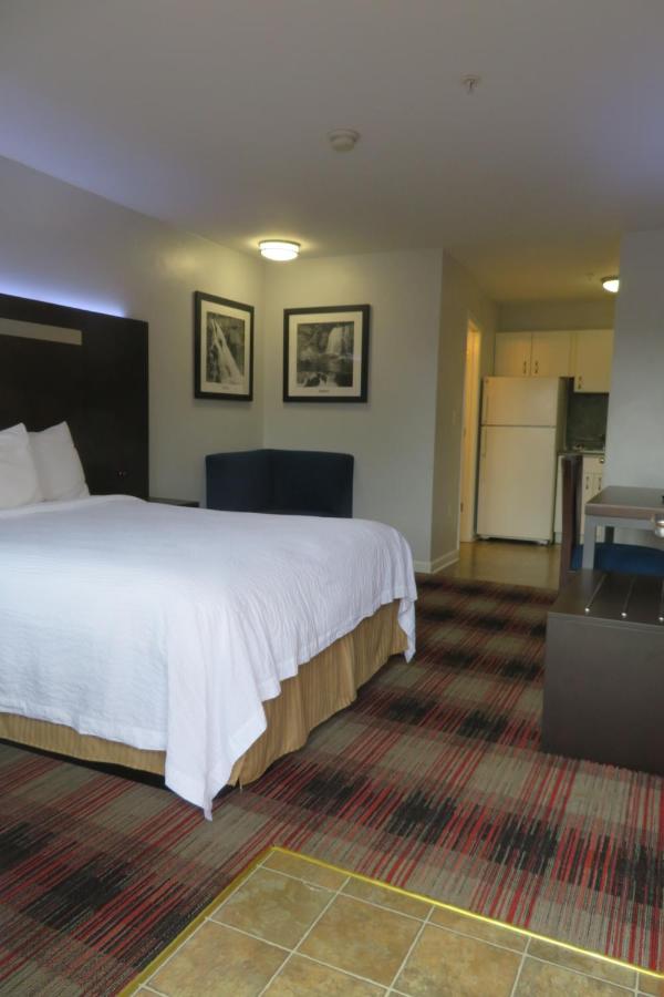 Luxbury Inn & Suites — photo 7